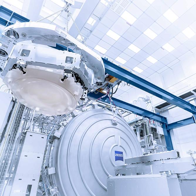 Ein Spiegel der High-NA-EUV-Technologie im Reinraum der ZEISS Semiconductor Manufacturing Technology