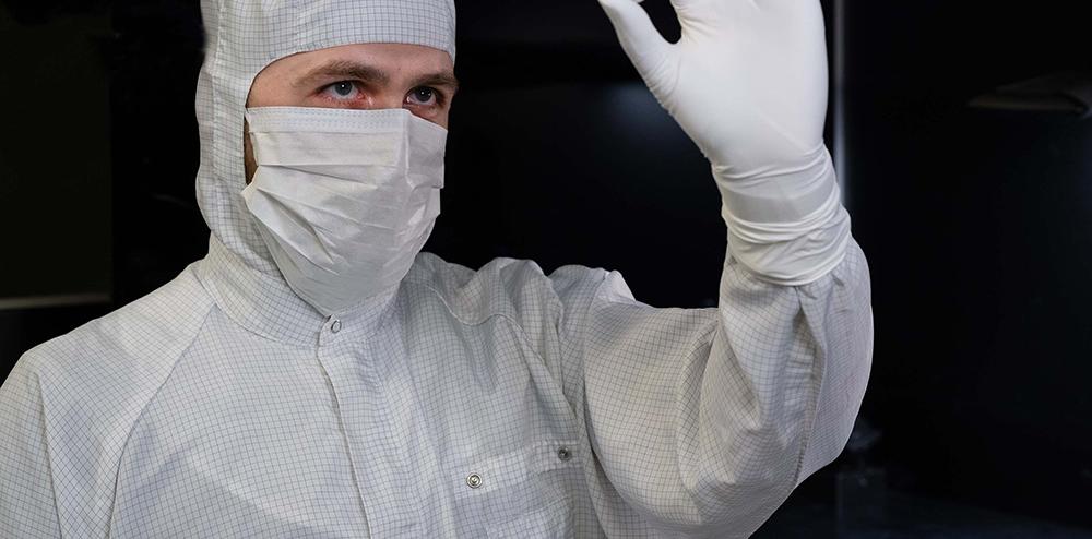 Eine Mitarbeiterin der ZEISS SMT Optics Modules bei der Arbeit am Produkt der Waferinspektionsoptik