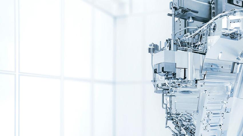 Ein Mitarbeiter arbeitet an einem EUV Beleuchtungssystem der ZEISS SMT 