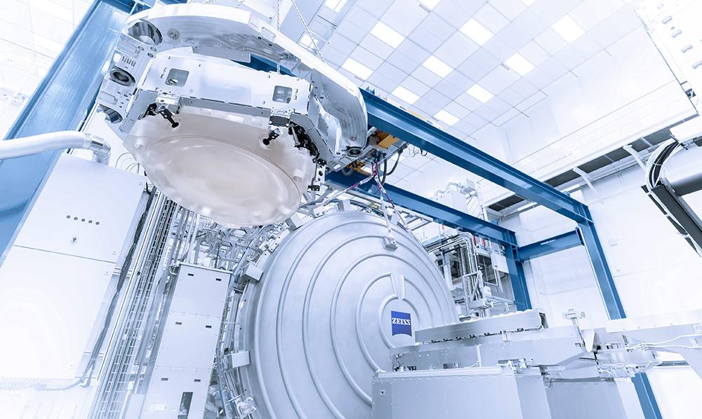 Spiegel der High-NA-EUV-Lithographie der ZEISS SMT im Rahmen der EUV Lithographie - Blick in den Reinraum