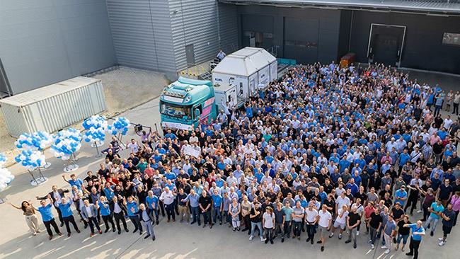 Gruppenbild aller Beteiligten bei der Auslieferung der Projektionsoptik bei ZEISS SMT