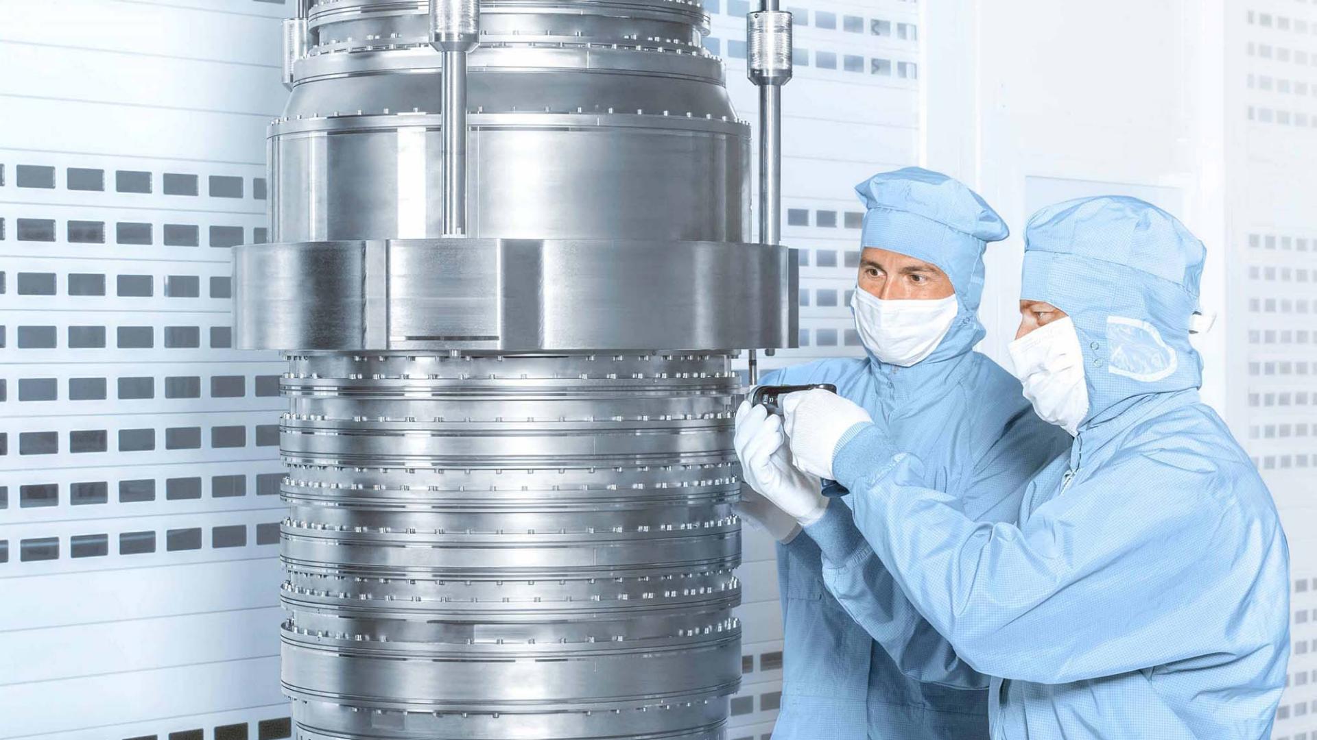 Mitarbeitende arbeiten im Reinraum an einem DUV-Produkt der ZEISS SMT