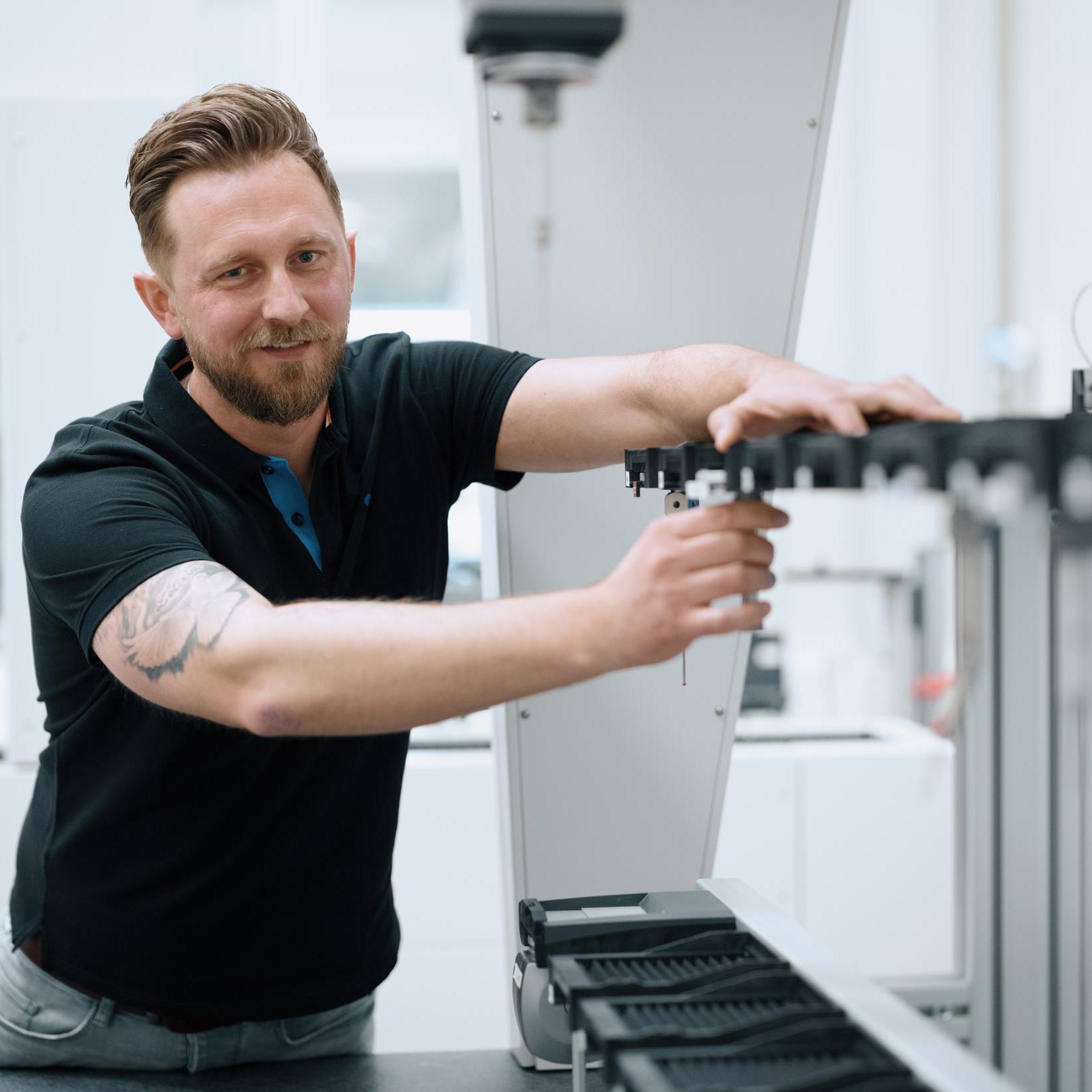 Ein Mitarbeiter arbeitet an einer Maschine bei ZEISS SMT