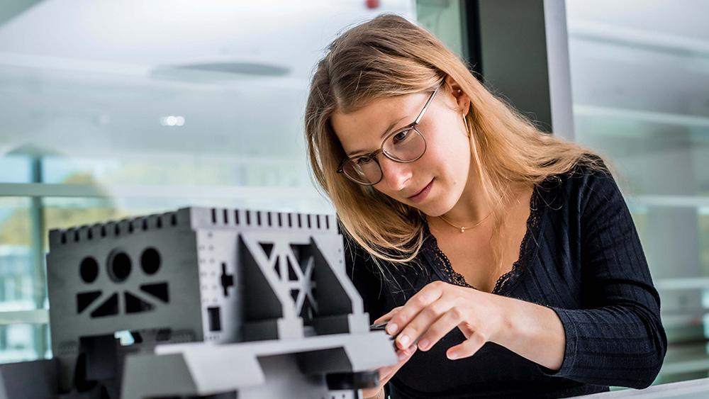 Larissa arbeitet an einem 3D Modell der ZEISS SMT