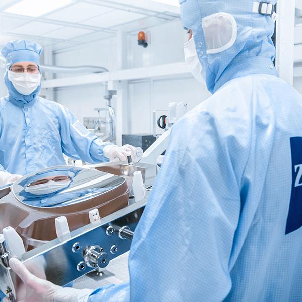 Zwei Mitarbeiter der ZEISS SMT arbeiten im Reinraum 