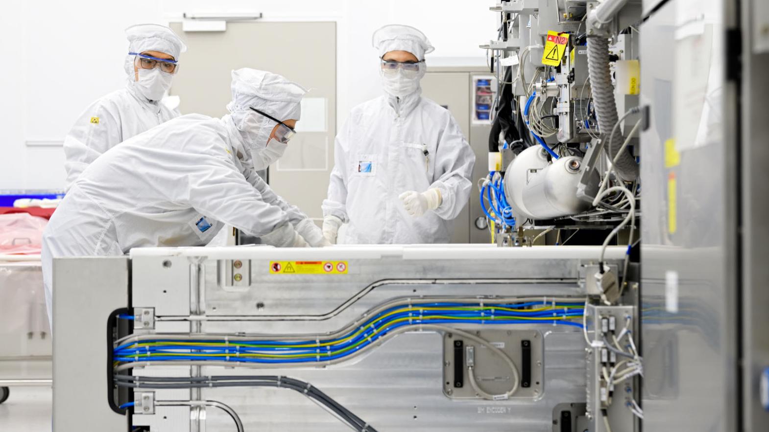 Mitarbeiter von ASML und SMT arbeiten zusammen an EUV 