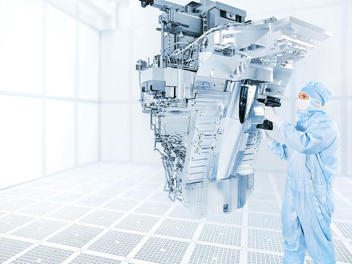 Ein Mitarbeitender der ZEISS SMT arbeitet im Reinraum an einer EUV-Lithographie.