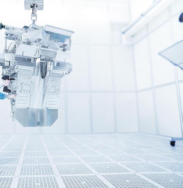Ein Mitarbeiter arbeitet an einem EUV-Beleuchtungssystem der ZEISS SMT 