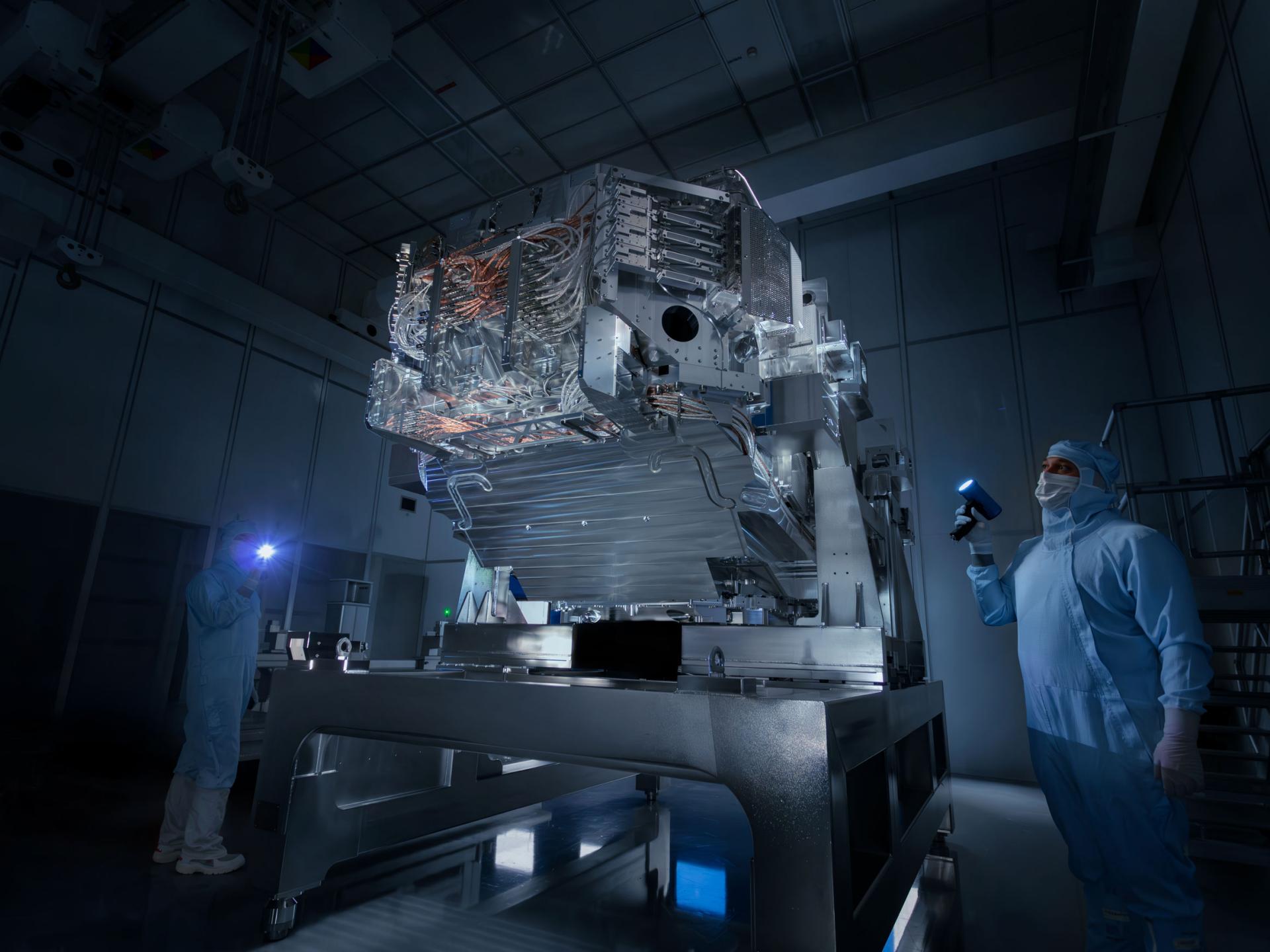 Mitarbeitdende der ZEISS Semiconductor Manufacturing Technology bei der Schwarzlichtkontrolle im Reinraum.