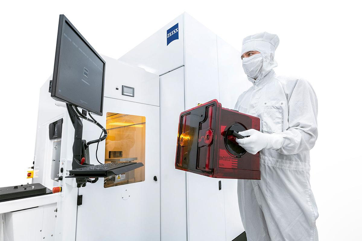 Ein Mitarbeiter der ZEISS SMT arbeitet im Reinraum an einer 3D-Tomo Workingstation