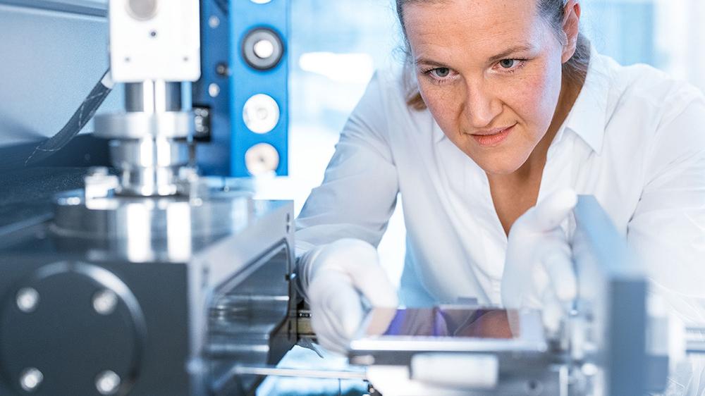 PCS-Mitarbeiterin arbeitet an MultiSEM-Technologie