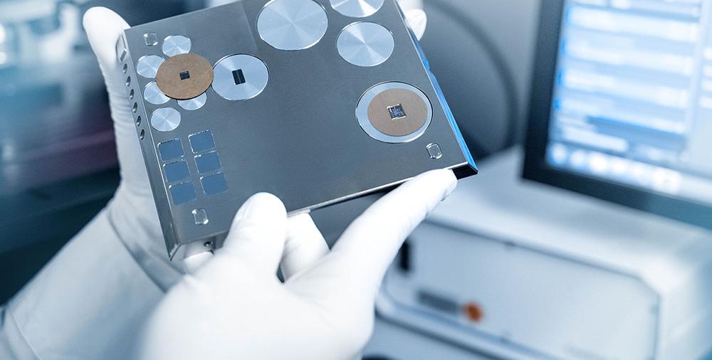 Mitarbeiterin mit den neuen Produktkontroll-Lösungen