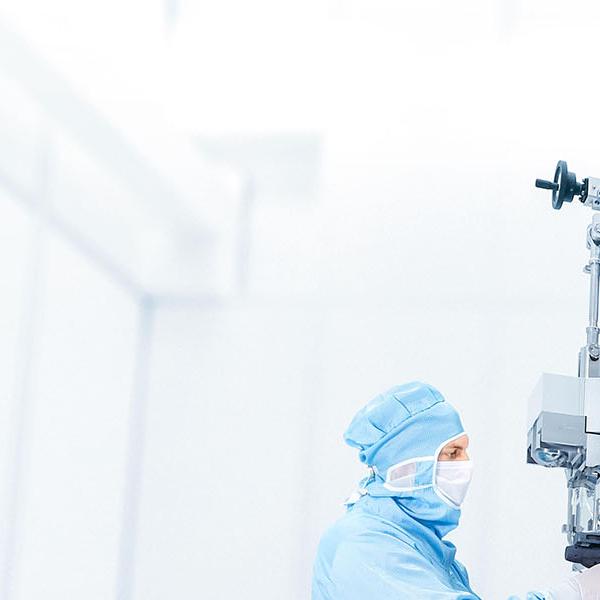 Ein Mitarbeiter arbeitet an einem EUV-Beleuchtungssystem der ZEISS SMT 
