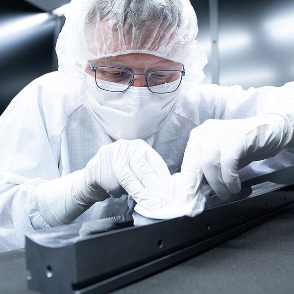 Ein Mitarbeiter der ZEISS SMT reinigt die Oberfläche der X-ray Mirror