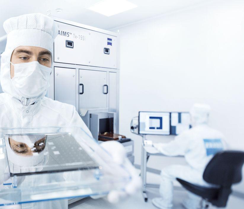 Ein Mitarbeiter hält eine Photomaske im Reinraum bei ZEISS SMT