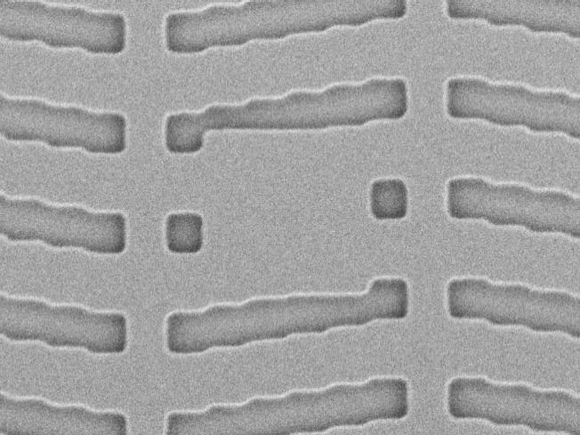 Ausschnitt einer Photomaske mit Defekten vor der Reperatur mit ZEISS MeRiT