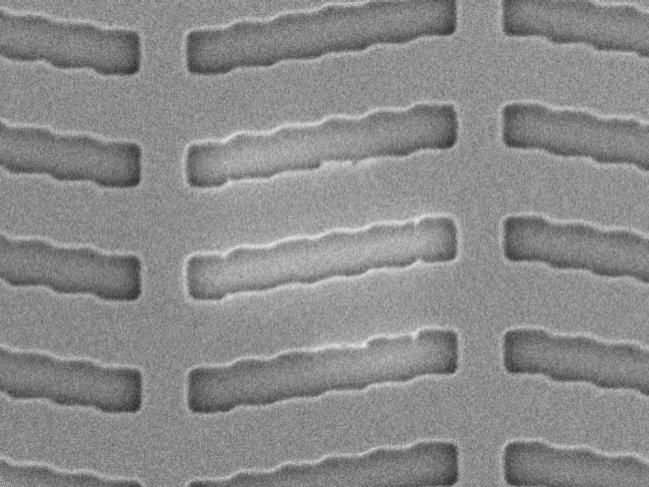 Ausschnitt einer Photomaske mit Defekten nach der Reperatur mit ZEISS MeRiT