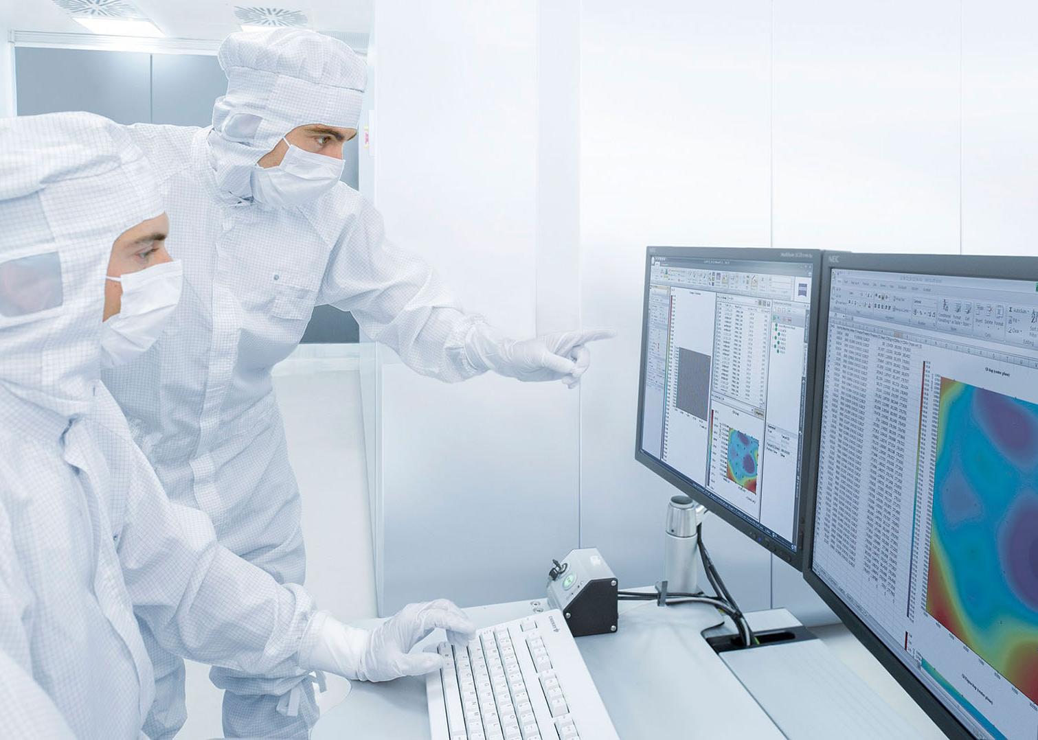Zwei Mitarbeitende beim Arbeiten im Reinraum bei ZEISS SMT