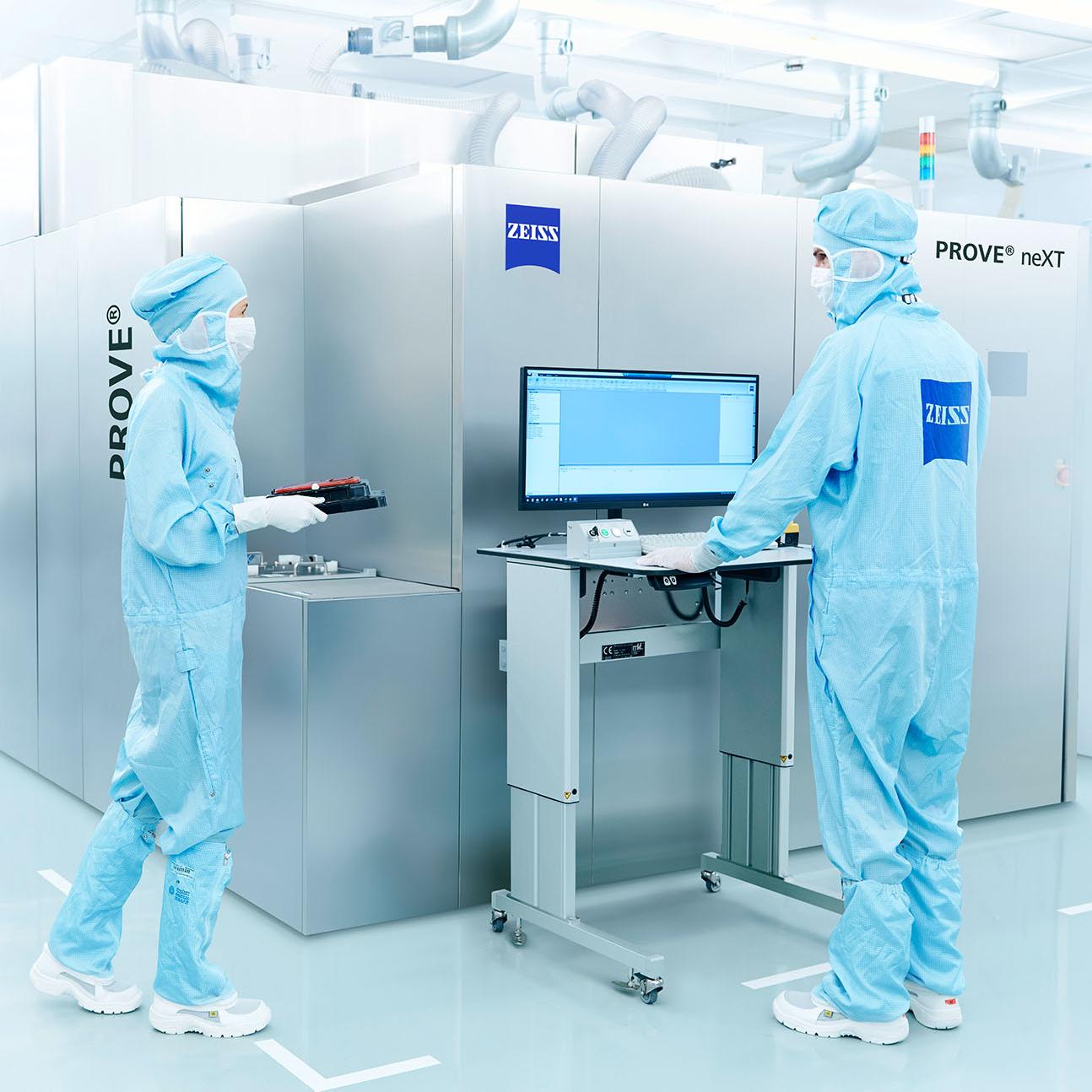 Zwei Mitarbeitende beim Arbeiten im Reinraum an einem PROVE System bei ZEISS SMT.