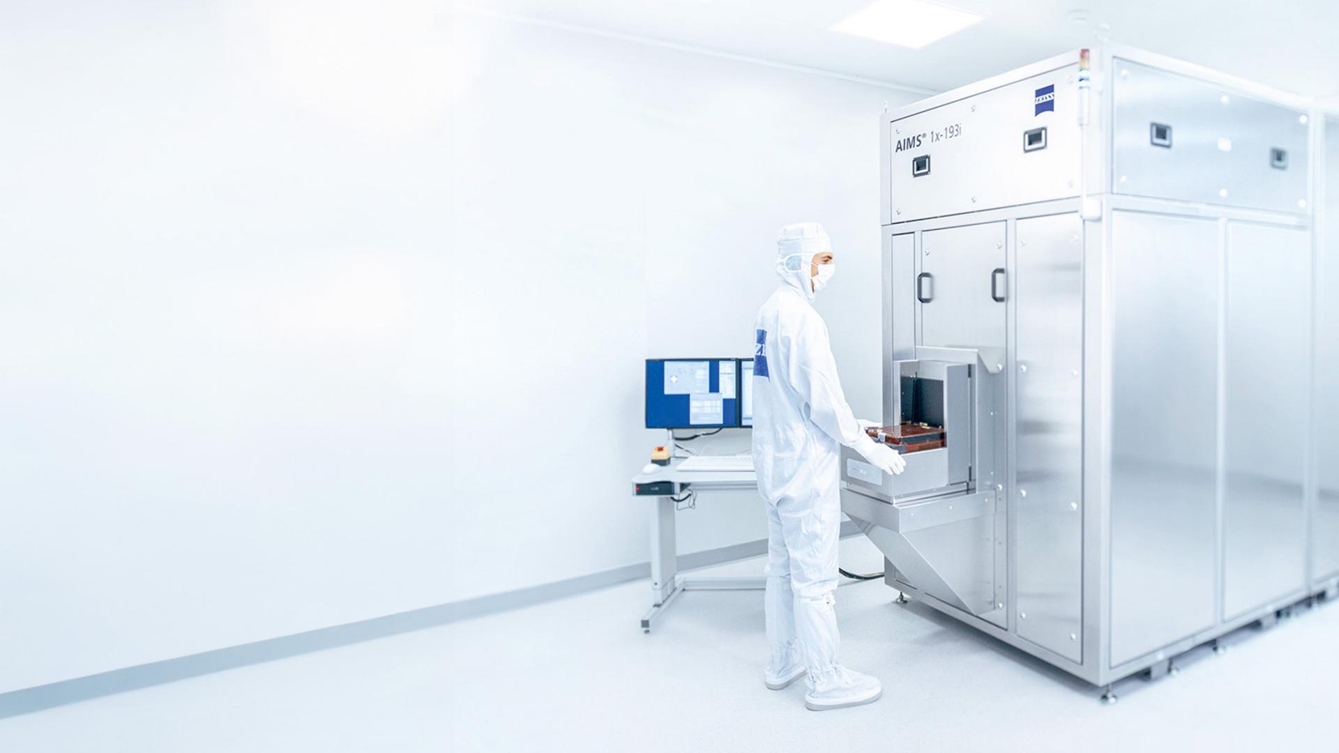 Ein Mitarbeiter arbeitet im Reinraum am AIMS® EUV-System der ZEISS SMT 