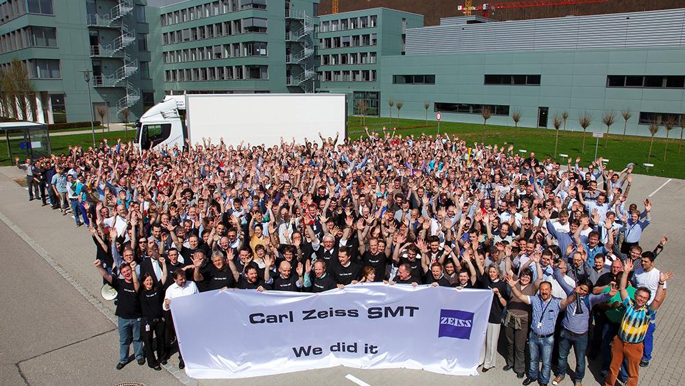 Auf dem ZEISS GElände verabschieden viele SMT Mitarbeitende die erste Auslieferung der EUV, dabei entsteht ein Gruppenbild.