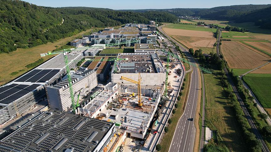Luftaufnahme vom Südwerk der ZEISS Semiconductor Manufactring Technology in Oberkochen, Baden-Württemberg