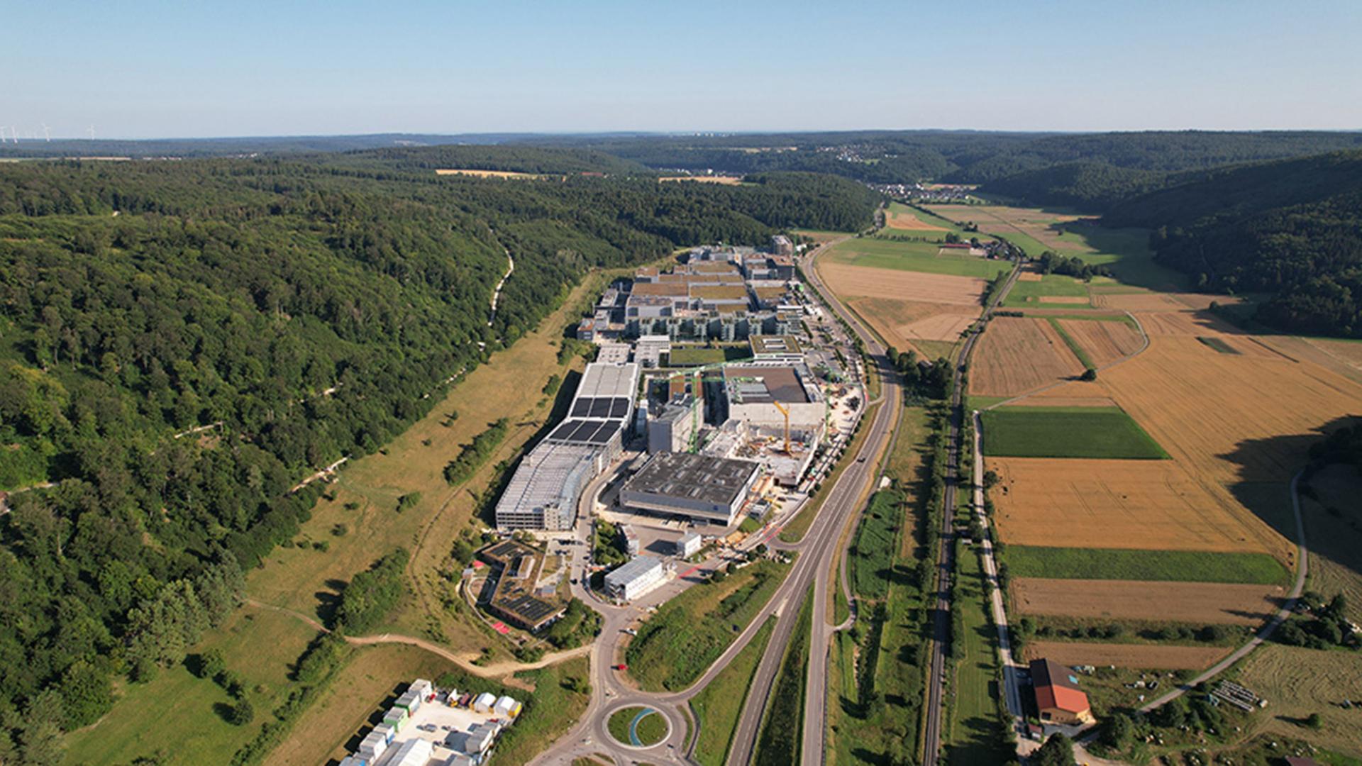 Luftaufnahme vom ZEISS Semiconductor Manufacturing Technology Standort Oberkochen 
