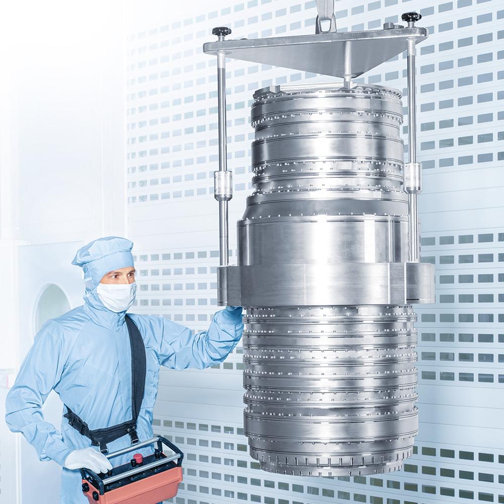Ein ZEISS SMT DUV-Immersionsobjektiv im Reinraum.