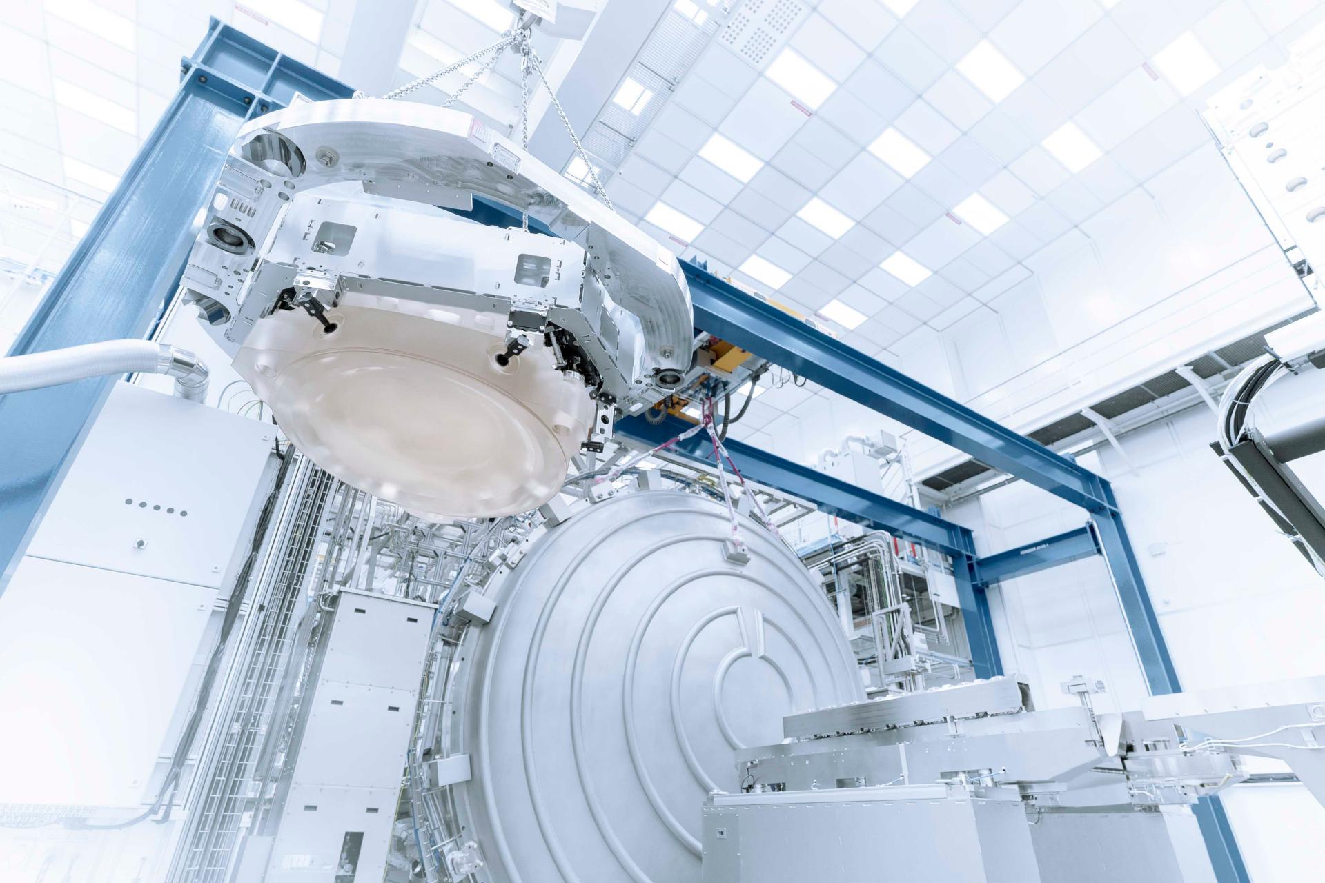 Der High-NA EUV Spiegel im Reinraum der ZEISS SMT