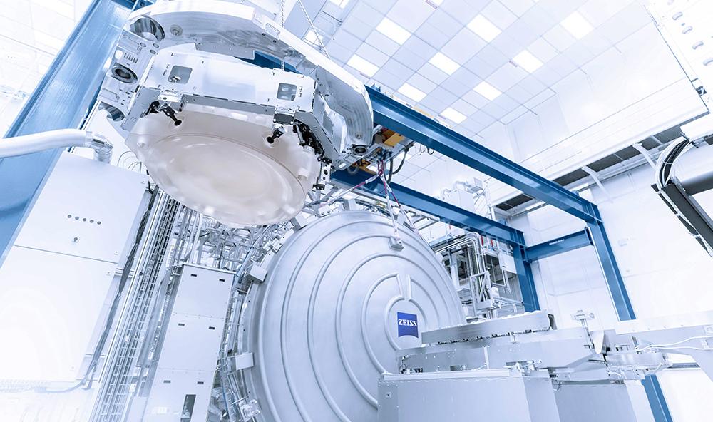 Ein Spiegel im Reinraum der ZEISS SMT