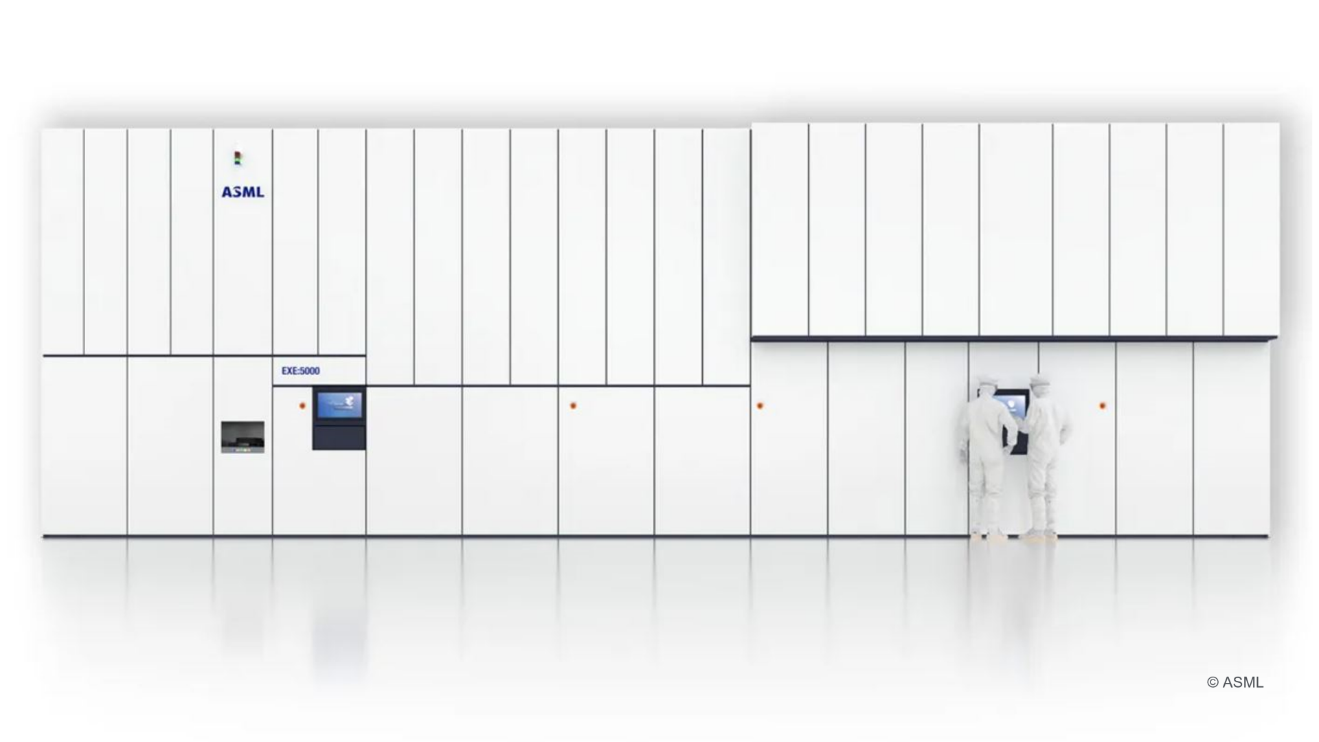 Die Maschine von ASML zur Herstellung modernster Mikrochips mit zwei Mitarbeitern am Bedienpanel