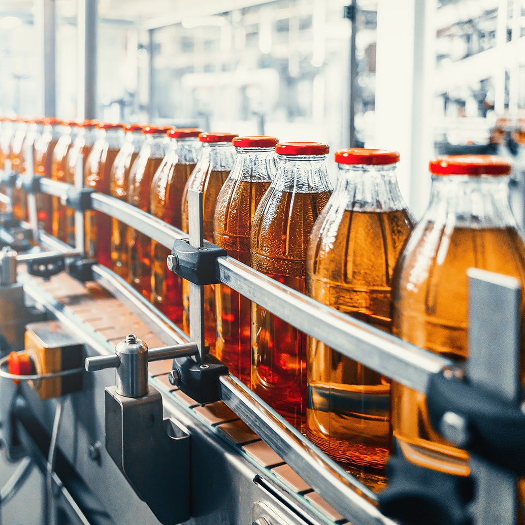 Förderband, Saft in Glasflaschen in einem Getränkewerk oder in einer Fabrik, industrielle Produktionslinie