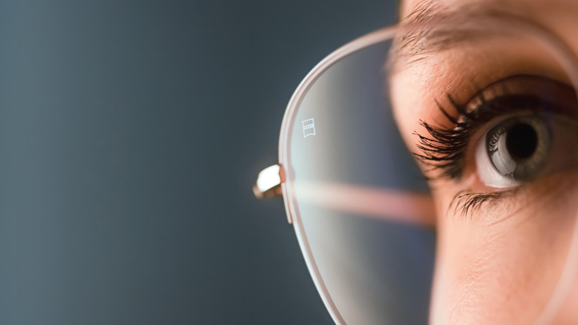 Frau mit Brille, ZEISS Brille, optisches Glas