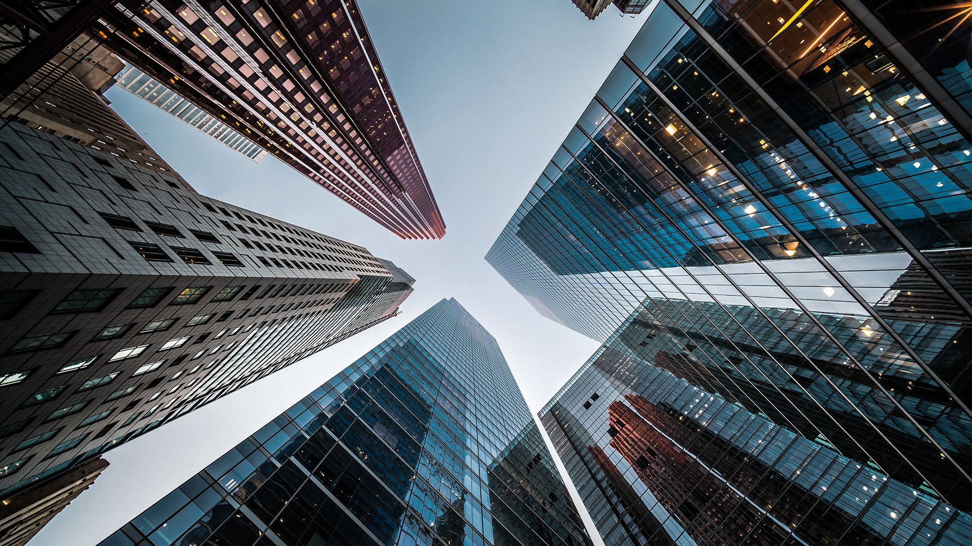 Ein Blick auf die Architektur eines Bürohochhauses vor blauem Himmel im Finanzdistrikt einer modernen Metropole, architektonisches Glas