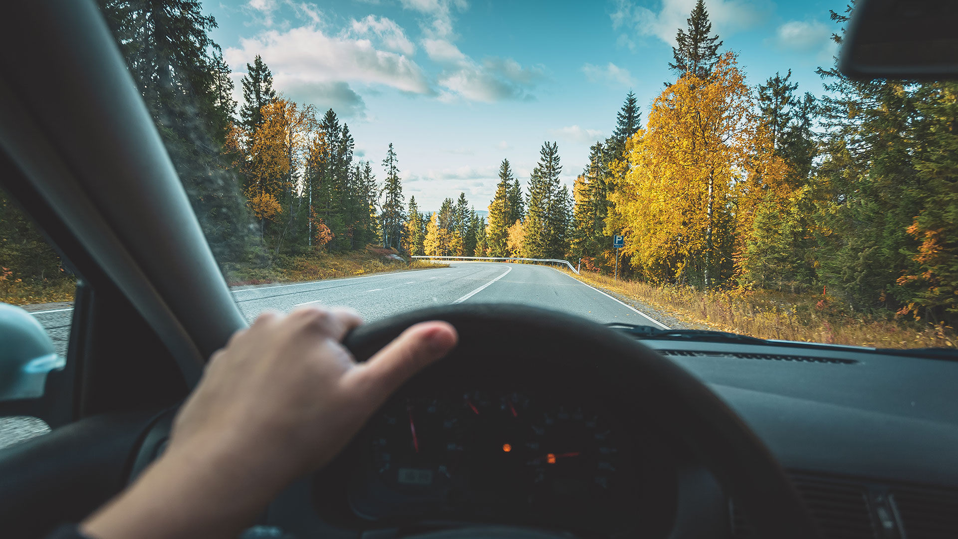 Blick durch die Windschutzscheibe eines Autos, Glas für die Automobilindustrie