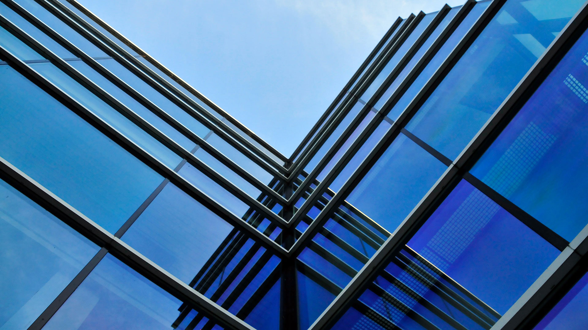 Glasfassade eines Wolkenkratzers mit blauem elektrochromem Glas