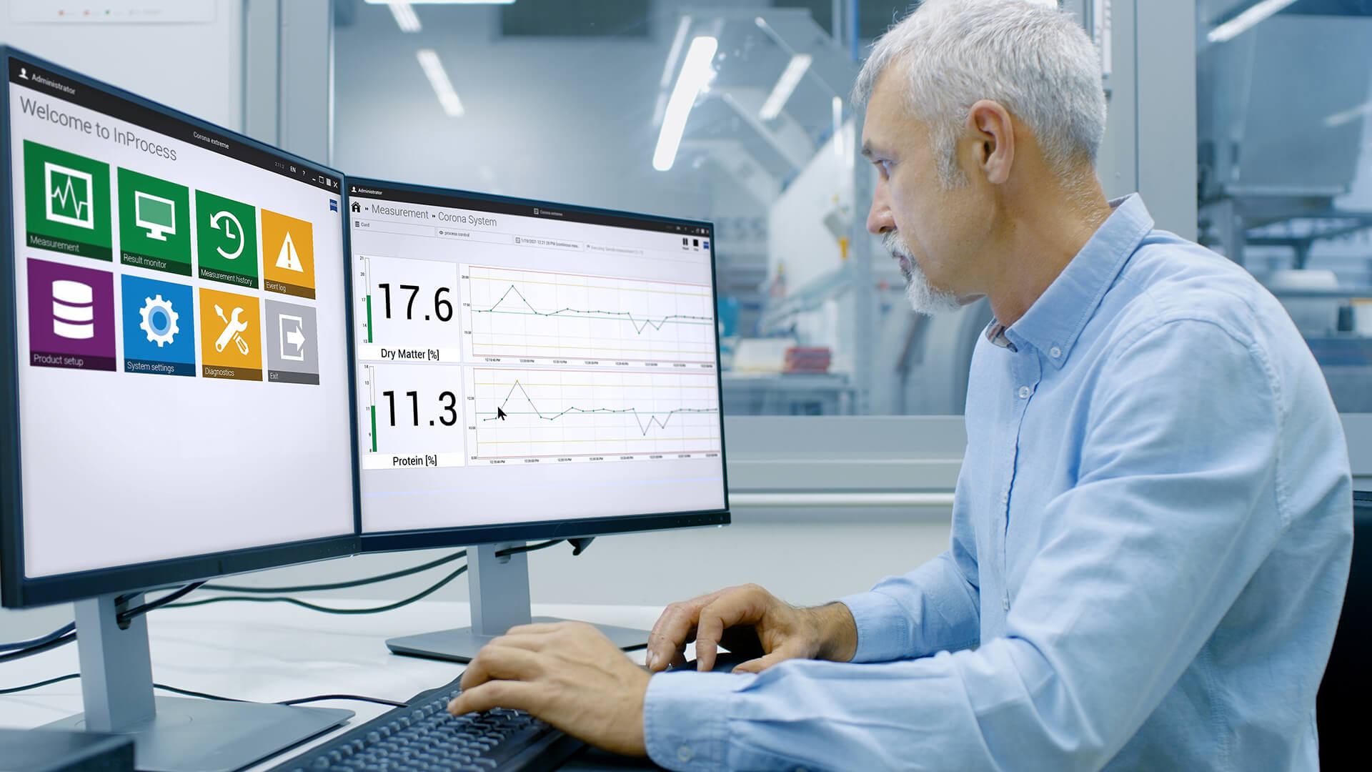 Ingenieur sitzt in einer Produktionsumgebung in seinem Büro vor dem Computer, die Bildschirme zeigen die Oberfläche der InProcess Software 