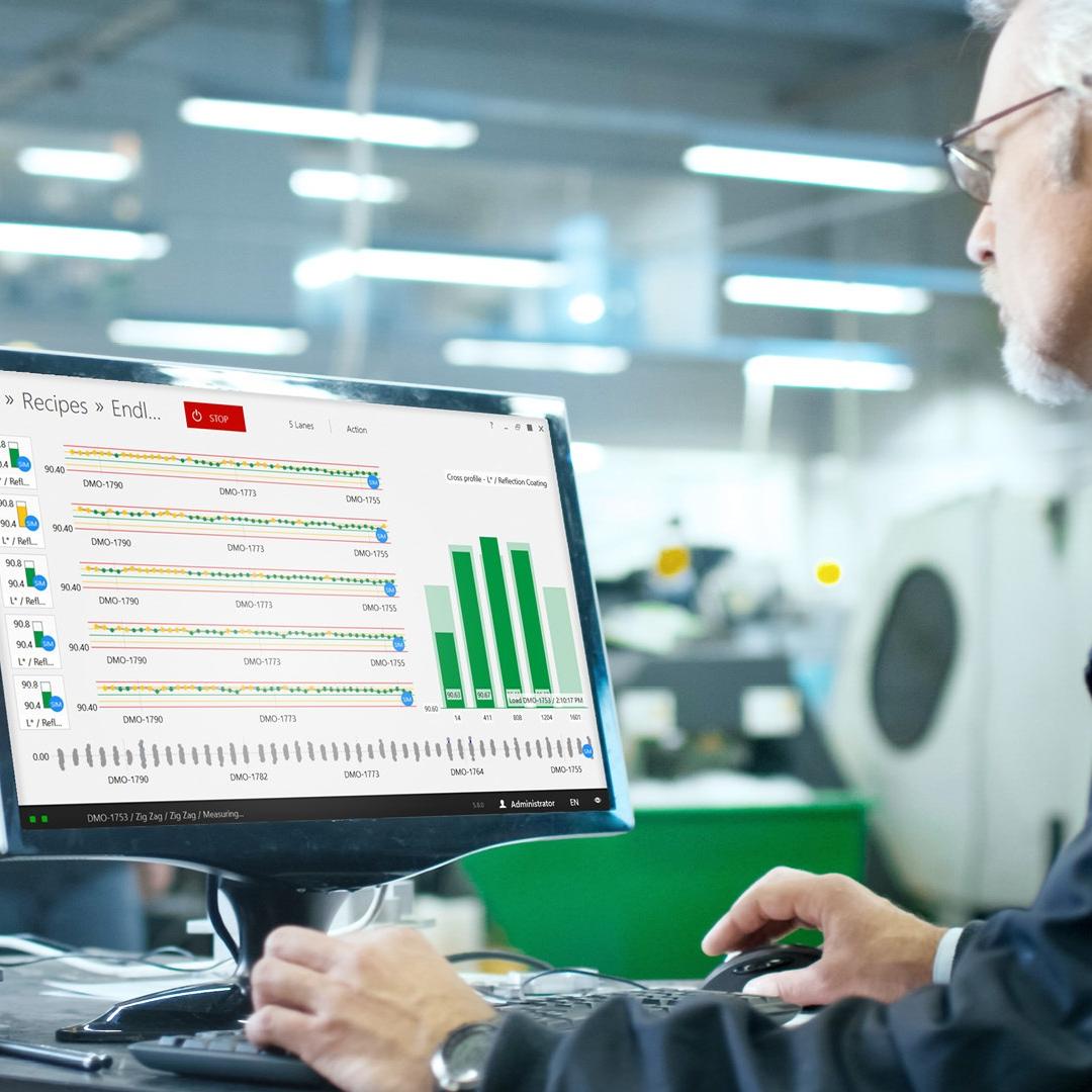 Ingenieur sitzt vor dem Computer in einer Produktionsumgebung in seinem Büro, der Bildschirm zeigt die Oberfläche der ThinProcess Software 