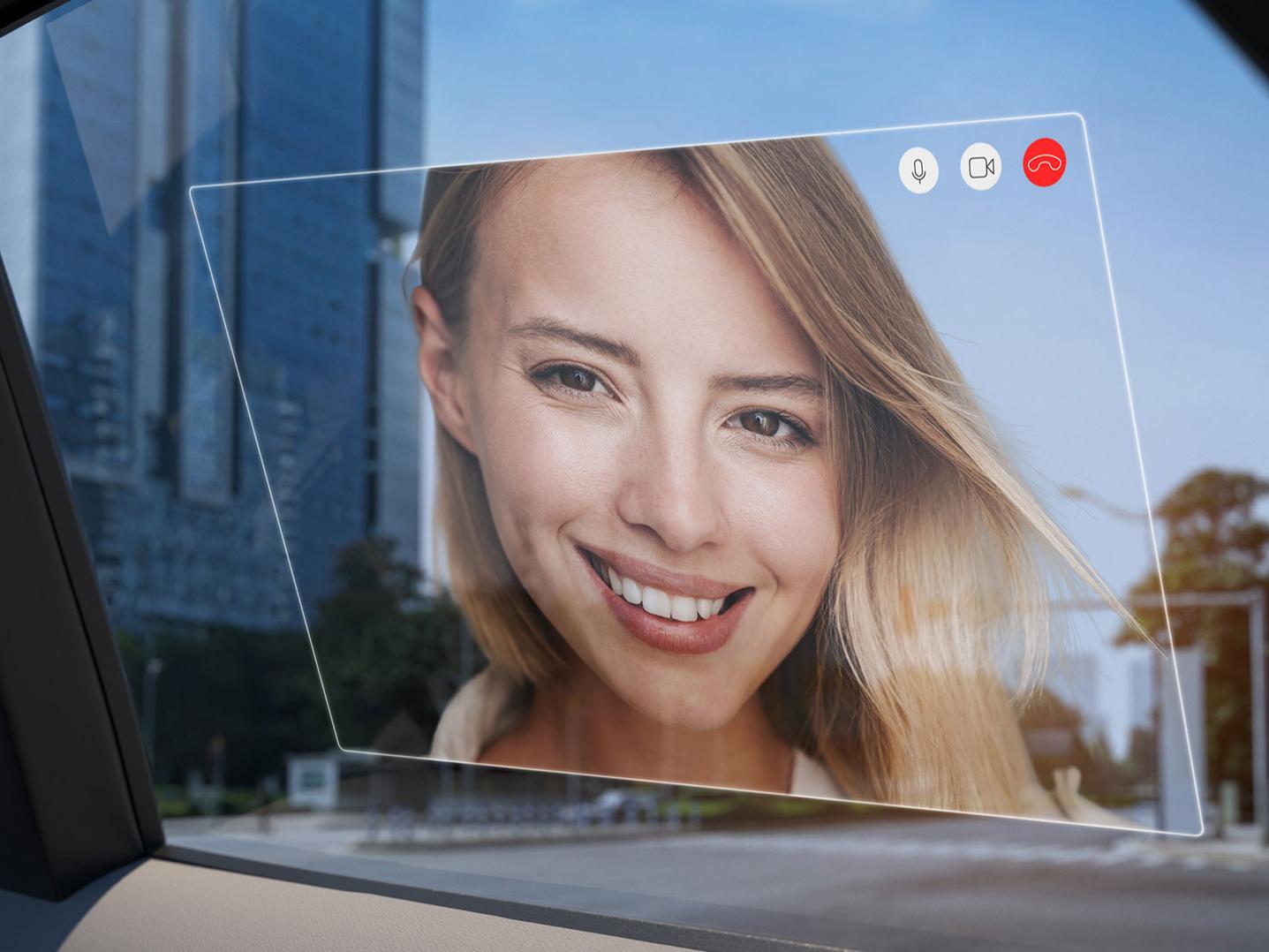 Videochat in der Seitenscheibe eines Fahrzeugs