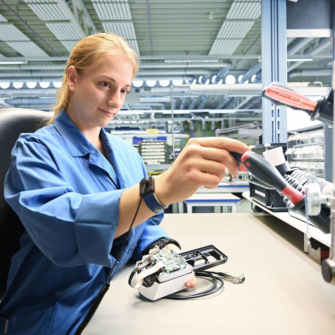 Zusammenbau einer optischen Baugruppe an der Werkbank