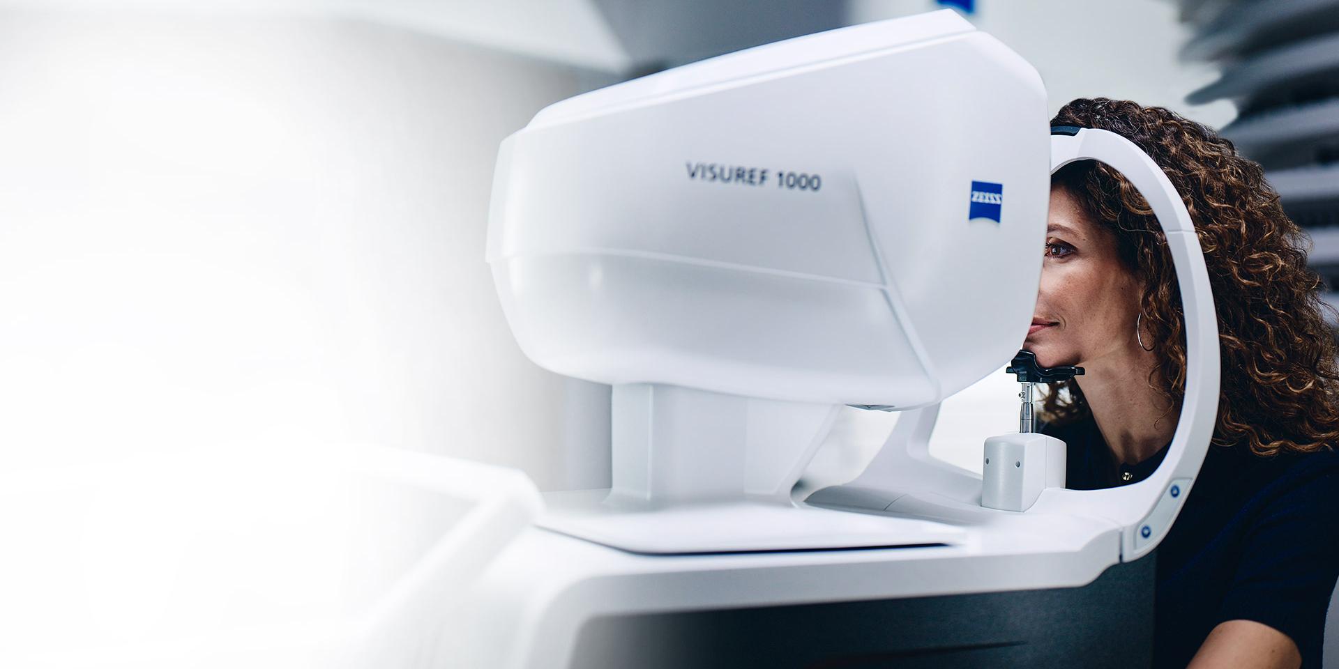 Eine Frau blickt durch das ZEISS VISUREF 1000.