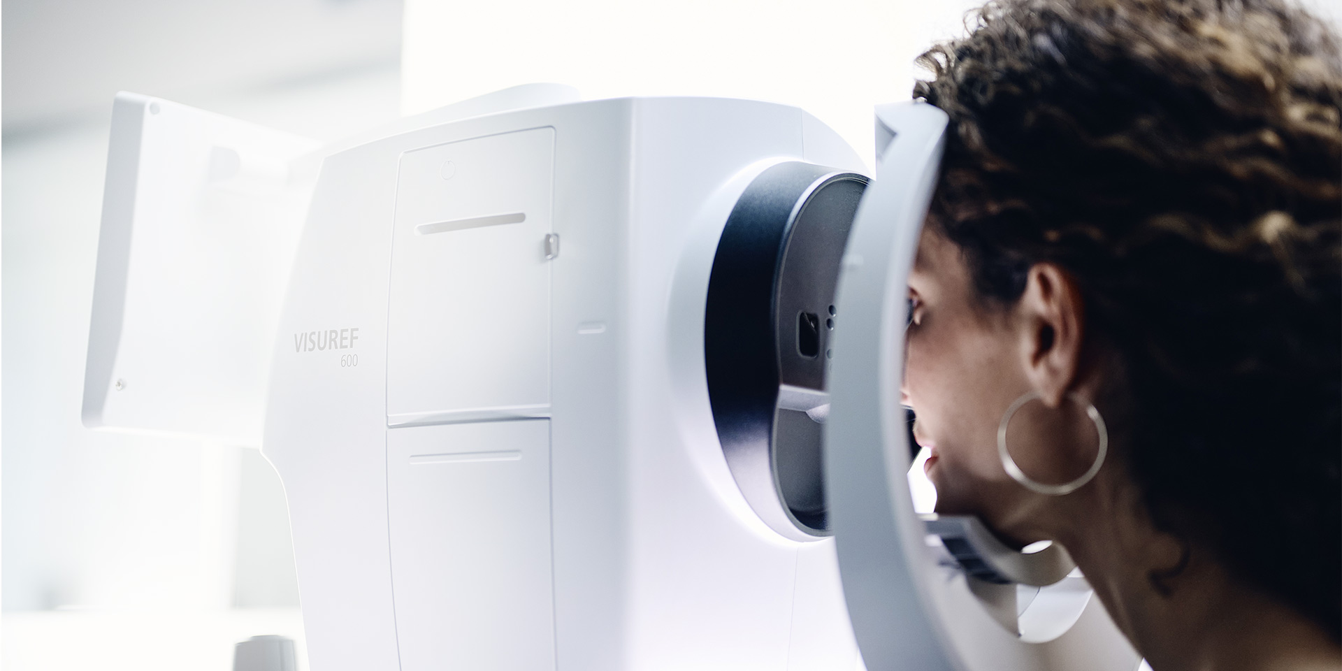 Eine Frau schaut durch den ZEISS VISUREF 600