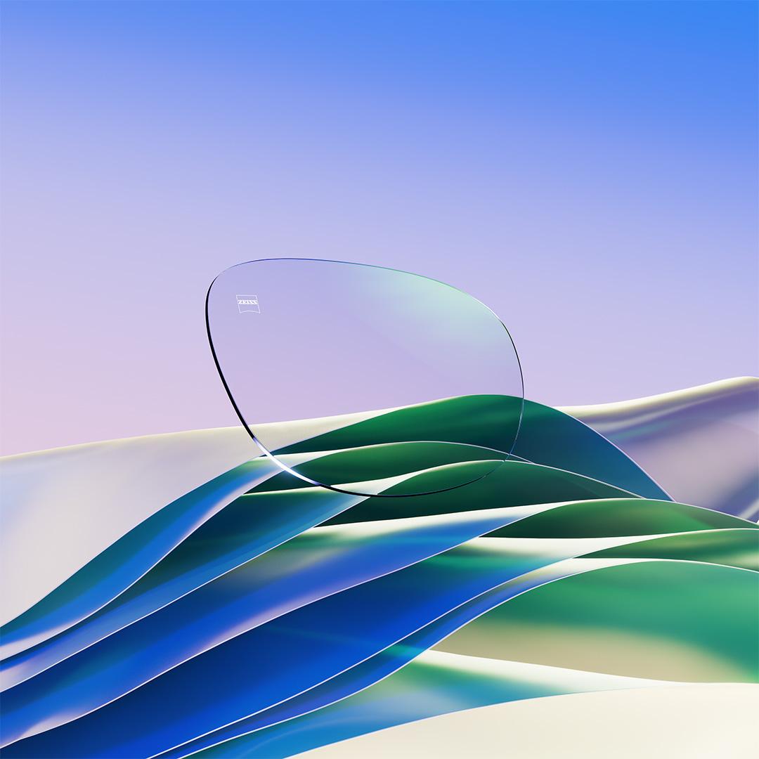 Bilder von ZEISS DuraVision Chrome UV mit einem grünlichen Restreflex.
