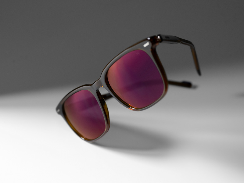 ZEISS DuraVision Gold UV Glasbeschichtung auf getönten Sonnenbrillengläsern in Burgunderrot.