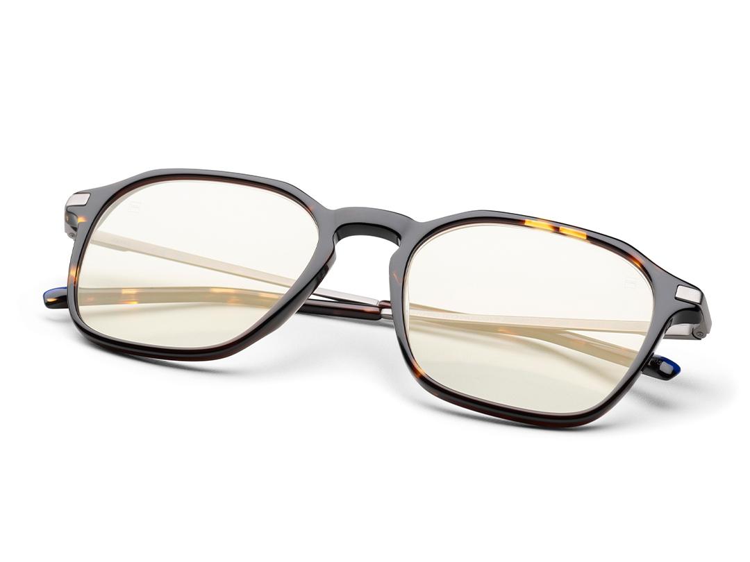 Klare Brillengläser in einer eleganten braunen Fassung, ausgestattet mit der ZEISS DuraVision Gold UV Antireflexbeschichtung.