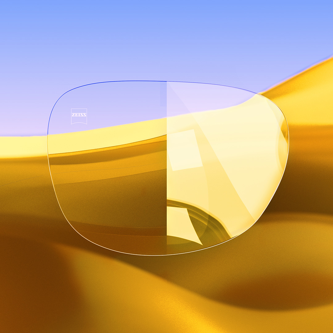 Ein Brillenglas im Vergleich: Auf der einen Seite klar und sauber mit ZEISS DuraVision Gold UV und auf der anderen Seite mit starken Lichtreflexionen auf dem Glas. 