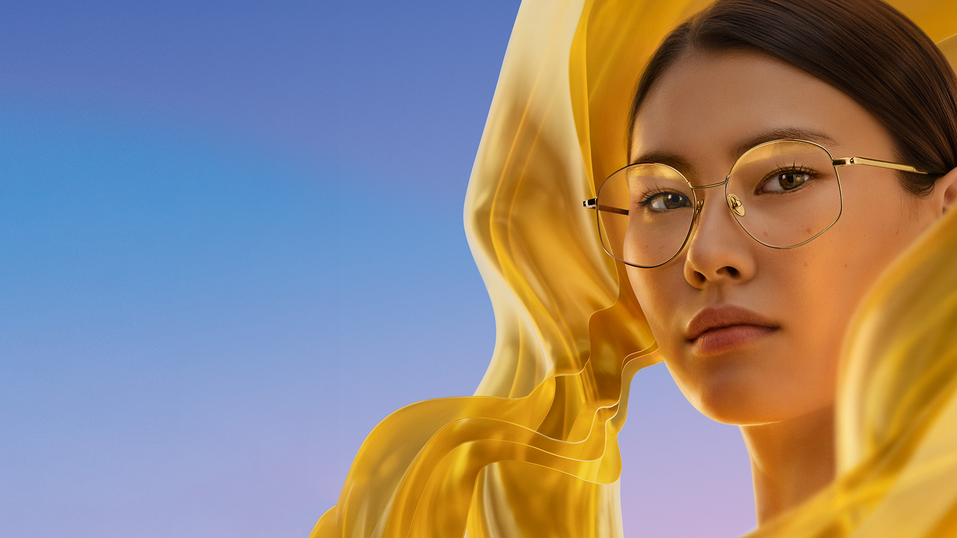 Eine Frau trägt Brillengläser mit der ZEISS DuraVision Gold UV Antireflexbeschichtung, die den dezenten goldenen Reflex auf dem Glas zeigt.