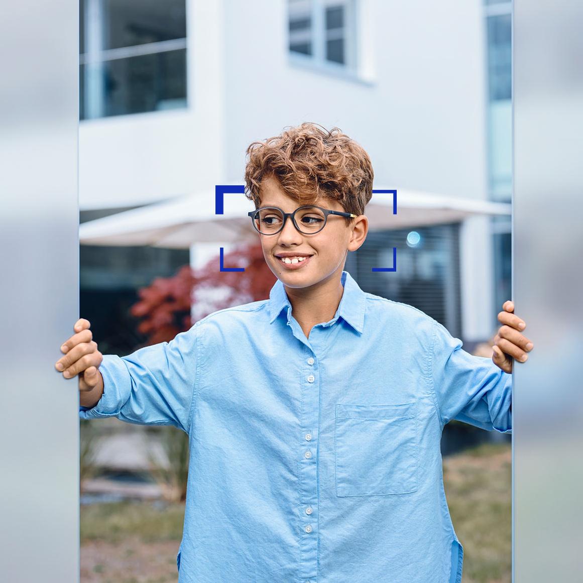 Ein kleiner Junge trägt ZEISS SmartLife Young Brillengläser