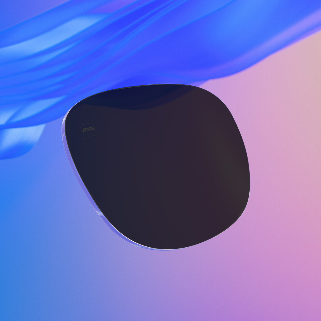 Ein Vergleichsbild, bei dem die eine Hälfte eine intensiv getönte ZEISS Sonnenbrille mit Sehstärke zeigt und die andere Hälfte dasselbe, jedoch mit weniger intensivem Farbton.