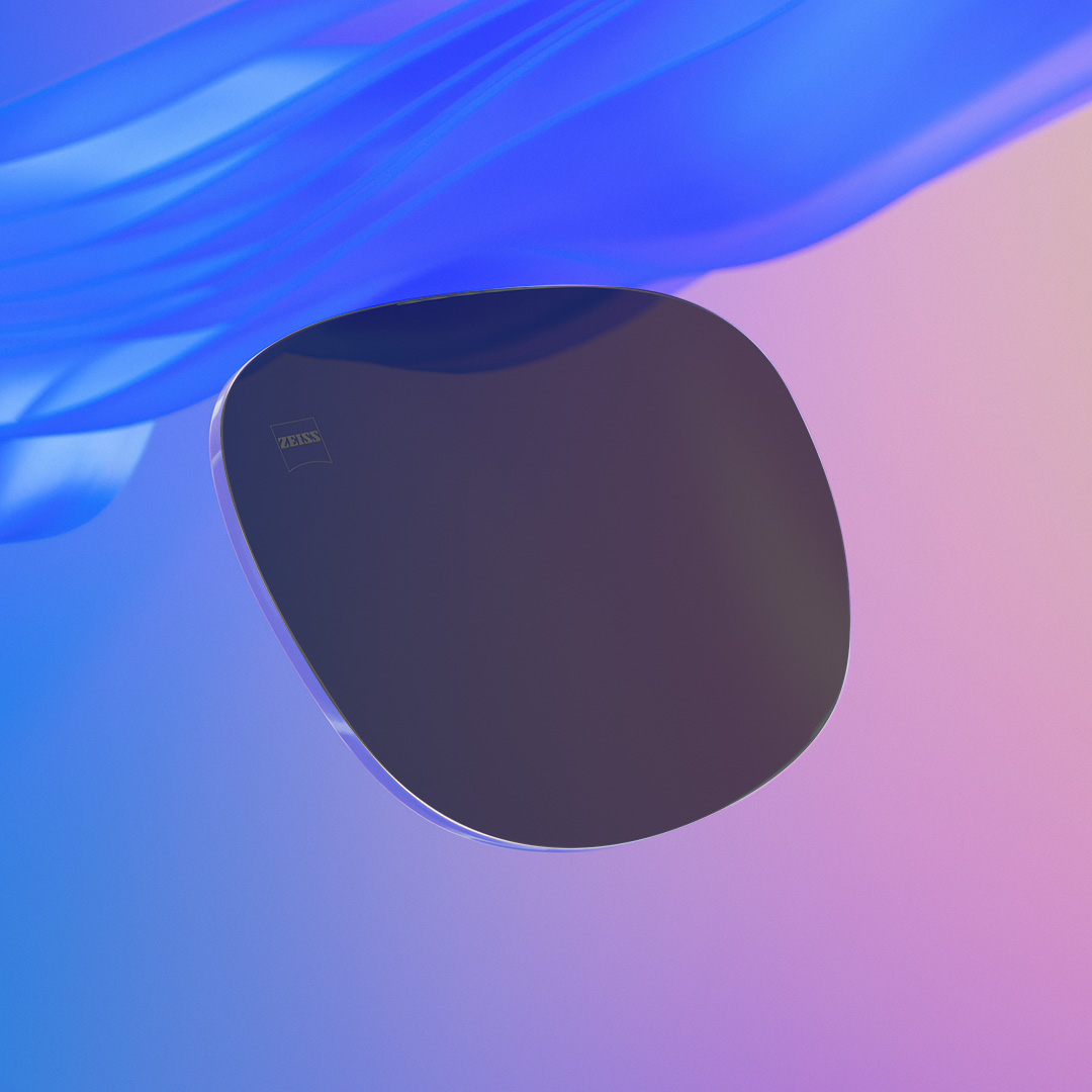 Ein Vergleichsbild, bei dem die eine Hälfte eine intensiv getönte ZEISS Sonnenbrille mit Sehstärke zeigt und die andere Hälfte dasselbe, jedoch mit weniger intensivem Farbton.